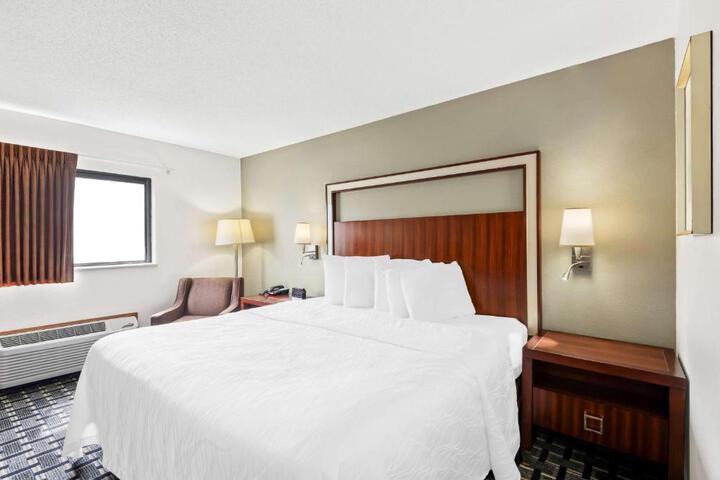1 King Bed (1 of 14)