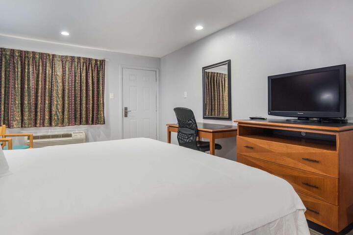 1 King Bed (5 of 13)
