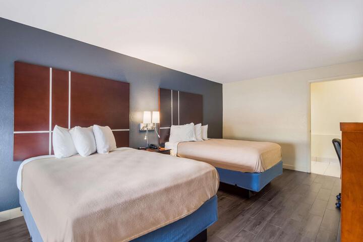 2 Double Beds (14 of 15)
