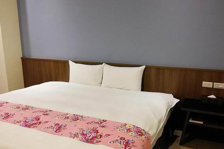 Room 10 of 32
