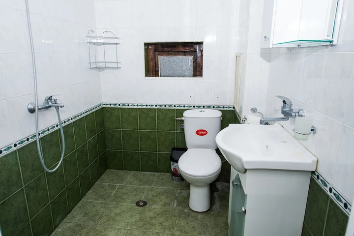Room 6 of 12