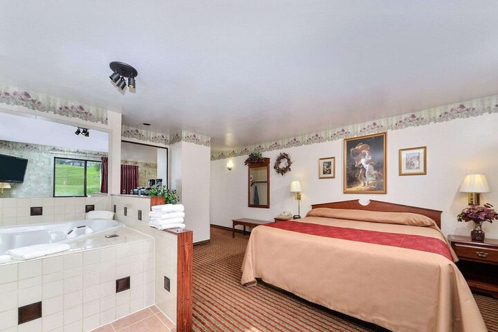 1 King Bed (6 of 16)