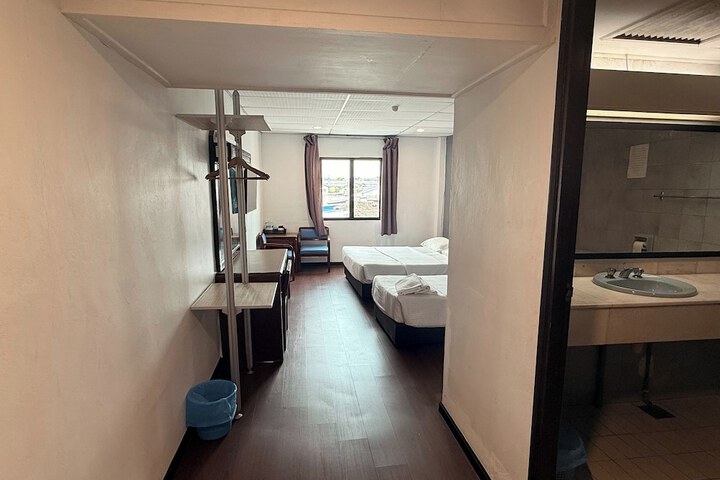 Room 25 of 86