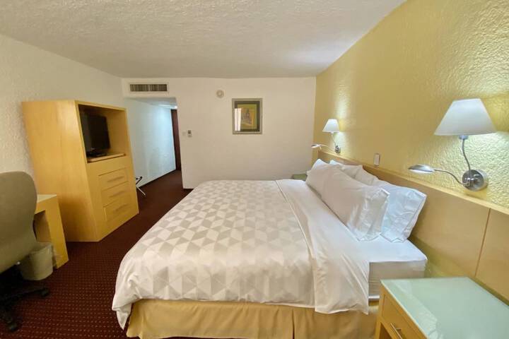 Room 12 of 76