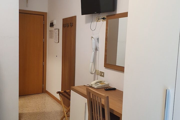 Room 8 of 26