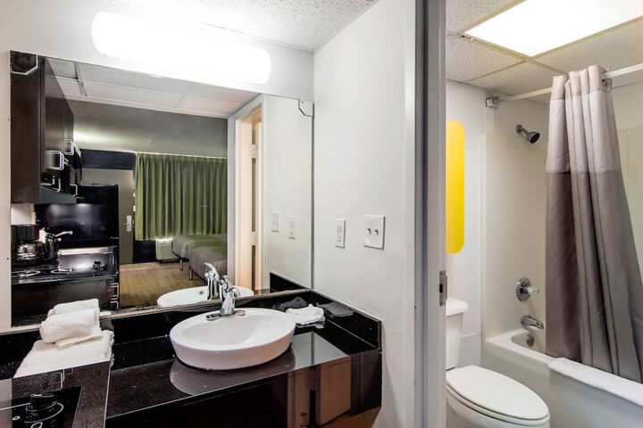 1 Queen Bed Kitchen (5 of 13)