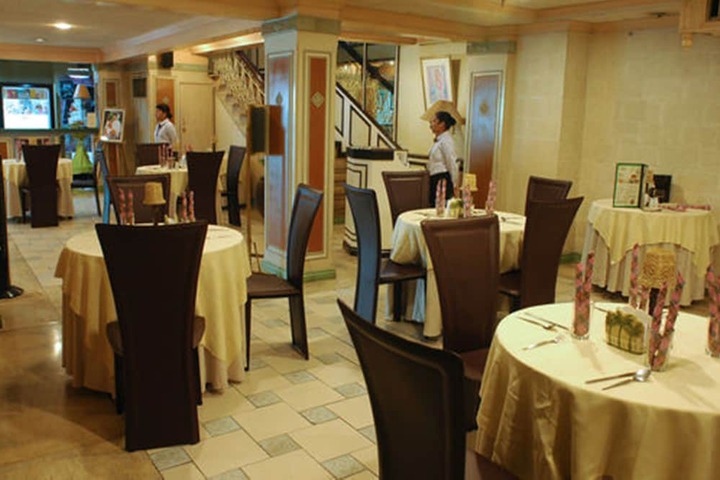 Dining 32 of 37