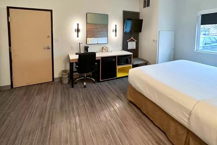 1 Queen Bed (10 of 13)