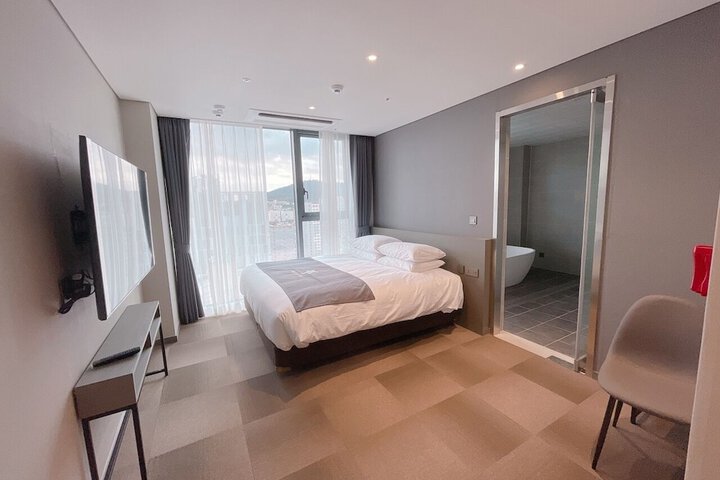 Room 13 of 33