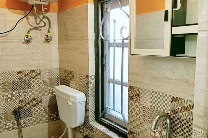 Room 5 of 8