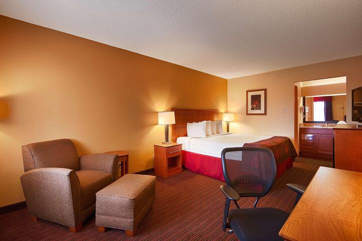 1 King Bed High Speed Internet, Microwave, Refridgerator Full Breakfast (2 of 8)