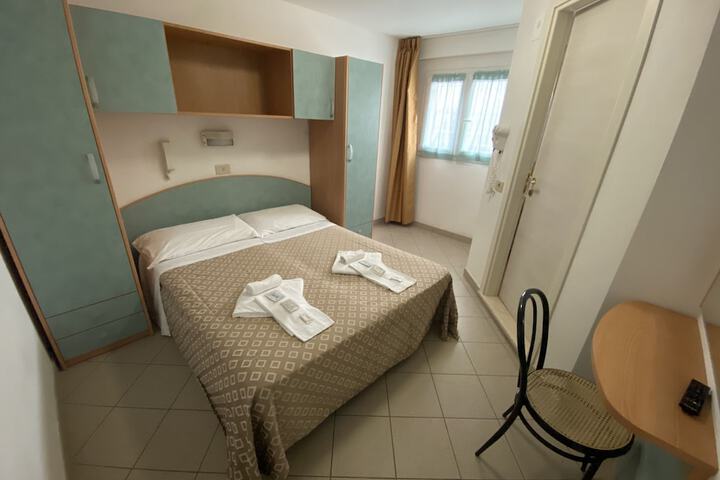 Room 28 of 108