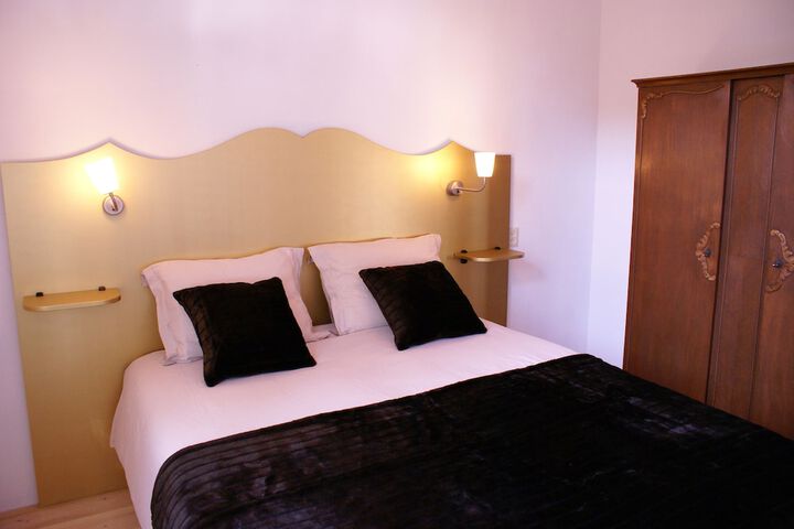Room 2 of 32