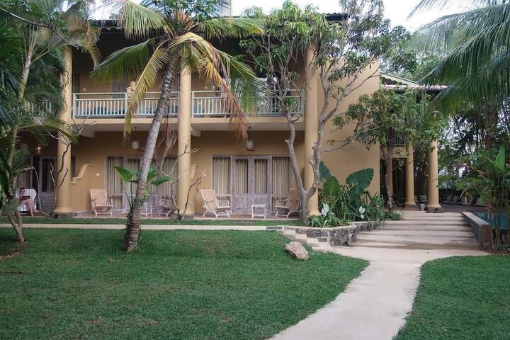 Hotel Exterior 33 of 38