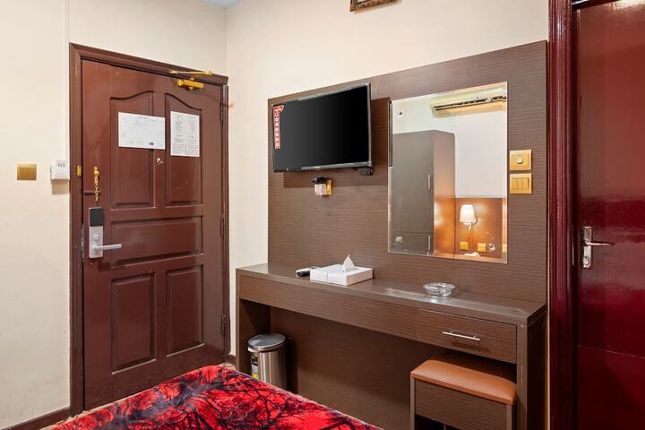 Room 6 of 10