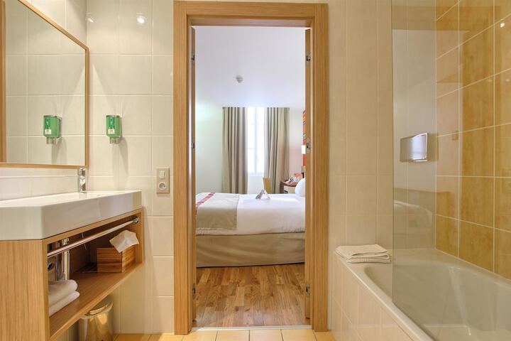 Room 33 of 64
