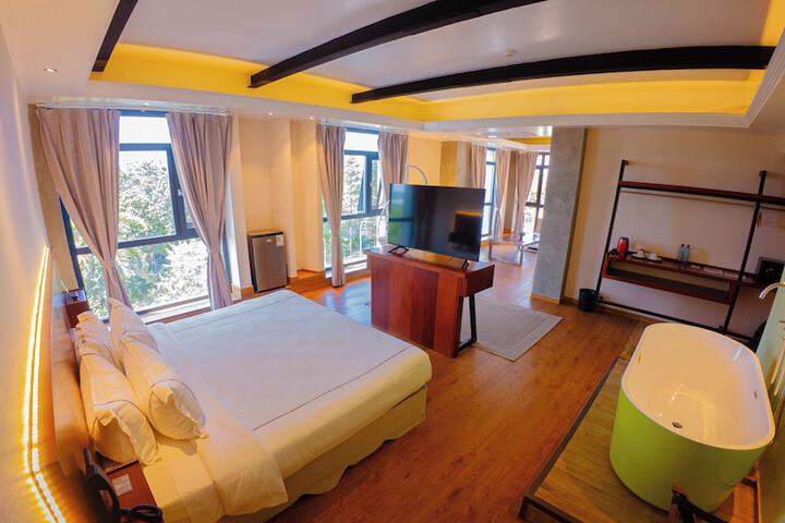 Room 16 of 38