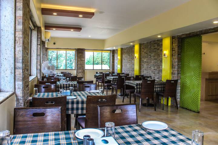 Dining 10 of 12