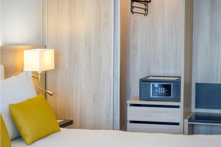 Room 6 of 33