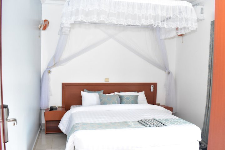 Room 6 of 52