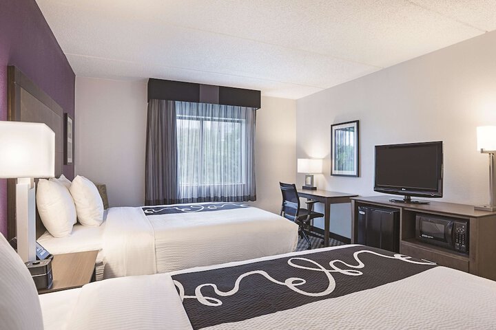 1 Queen Bed (13 of 24)