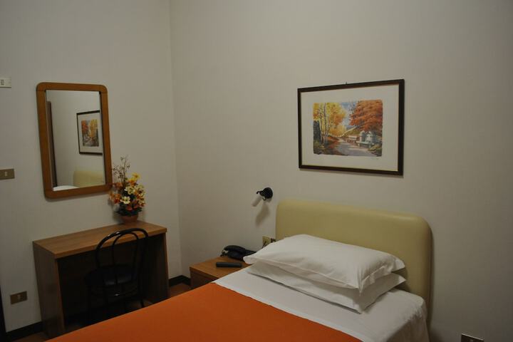 Room 6 of 26