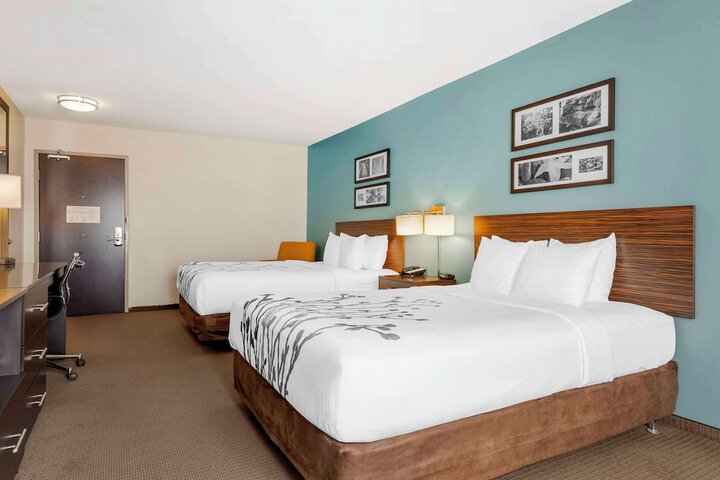 Quadruple Accessible Queen Size Bed (2 of 12)