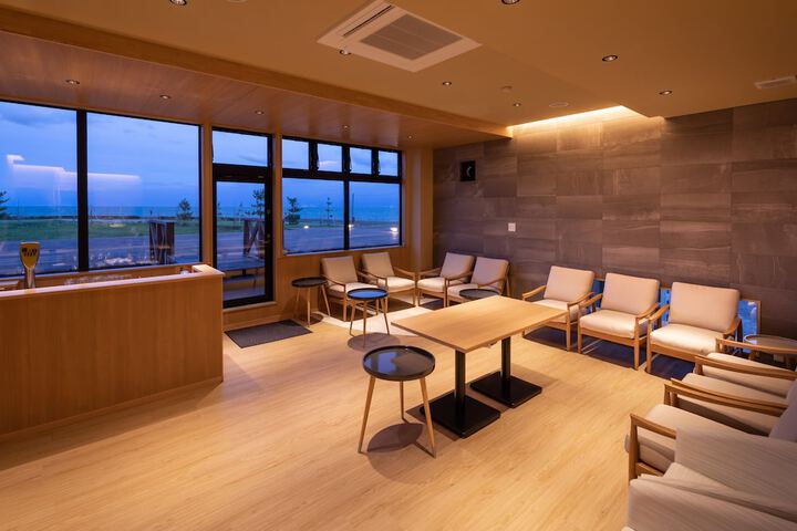 Lounge 18 of 63