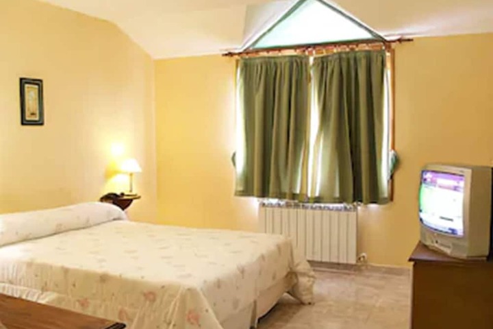 Room 5 of 12