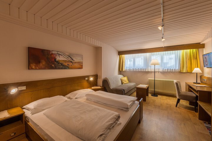 Room 11 of 38