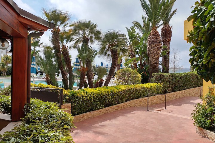 Hotel Exterior 90 of 97