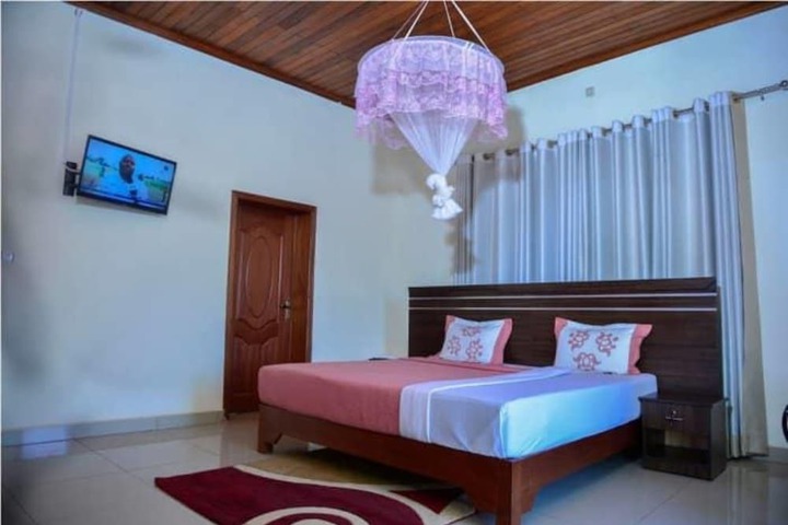 Room 4 of 9