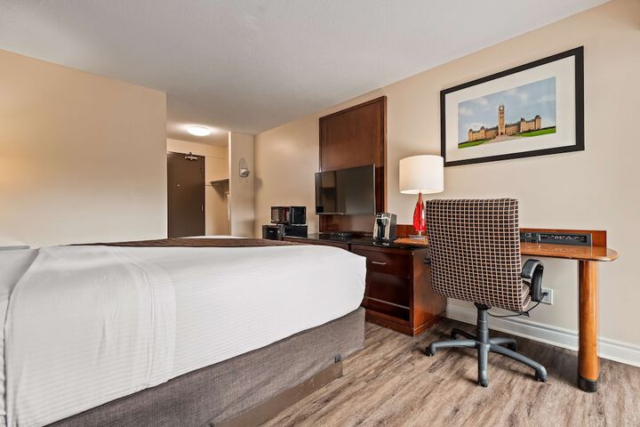 1 King Bed Flat Screen Television Desk High Speed Internet Accessible Microwave and Ref (3 of 14)