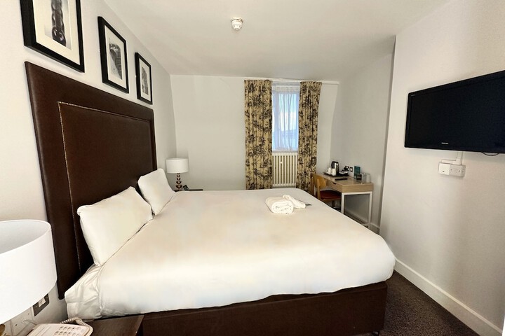 Room 6 of 63
