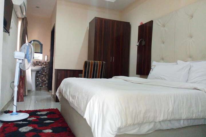 Room 13 of 23