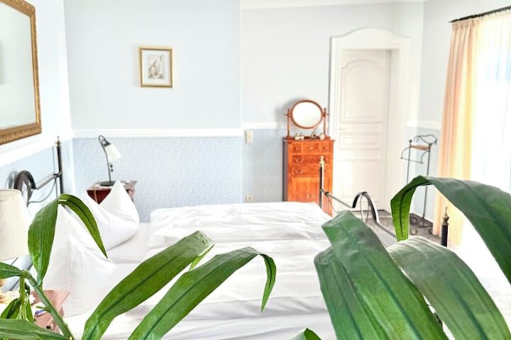 Room 12 of 25