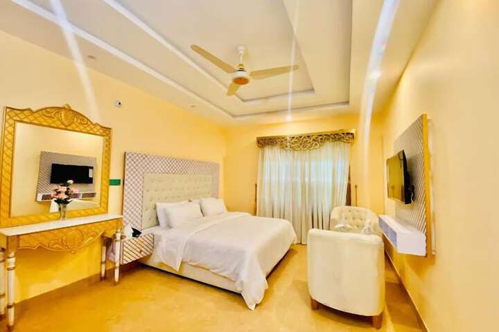 Room 6 of 14