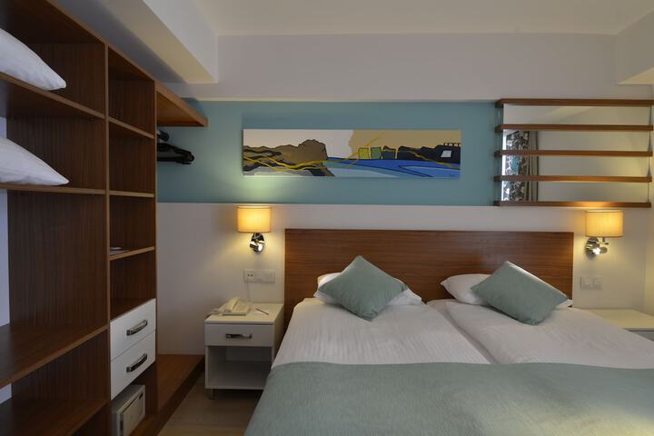 Room 10 of 115