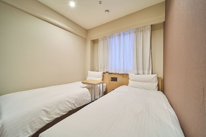Room 12 of 20