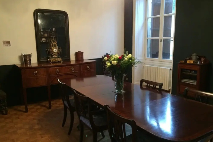 Dining 10 of 12