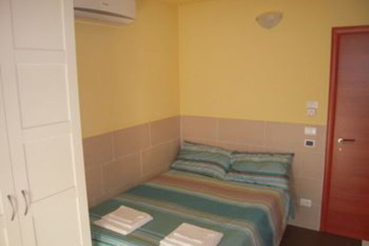 Room 8 of 16