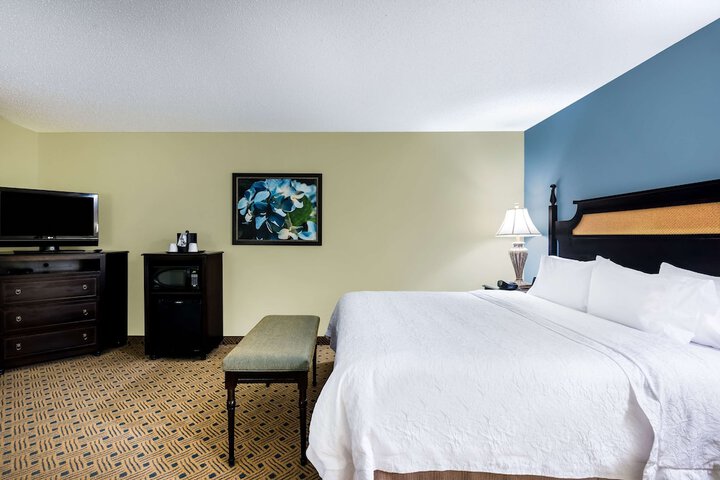 Studio Accessible King Size Bed (3 of 17)
