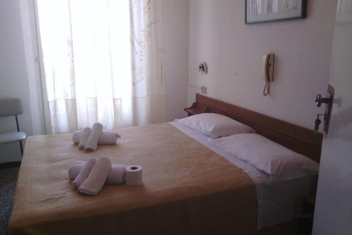Room 4 of 16