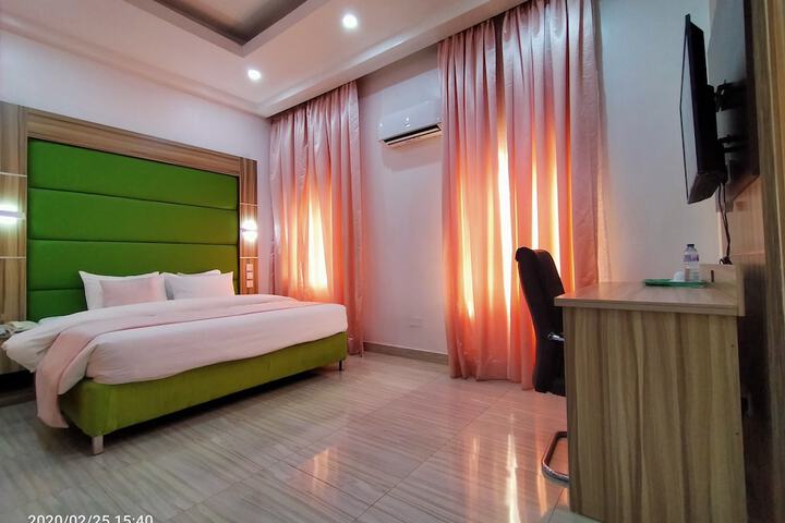 Room 4 of 79