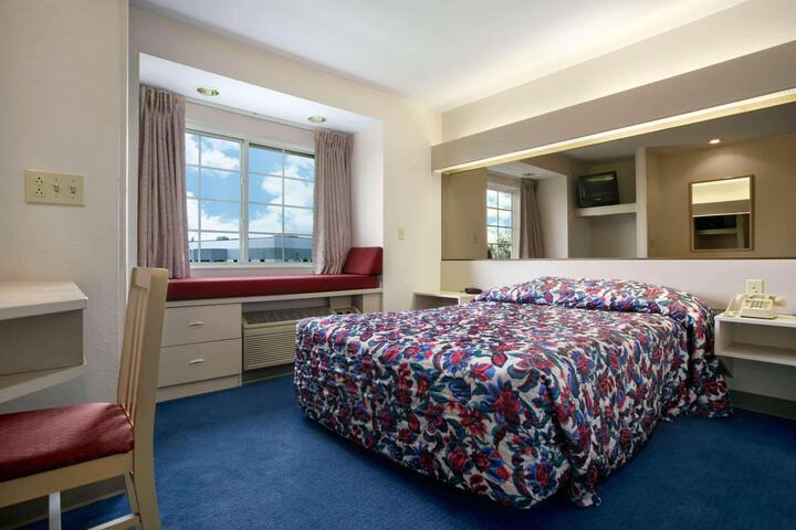 1 Queen Bed (15 of 35)
