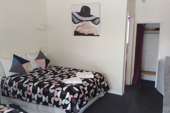Room 6 of 24