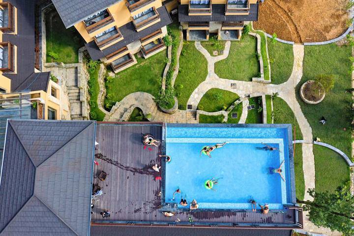 Pool 76 of 107