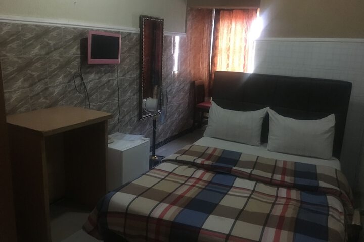 Room 6 of 37