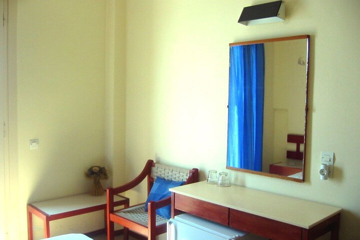 Room 9 of 18