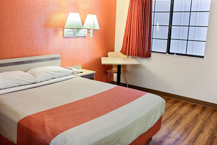 1 Queen Bed (7 of 9)